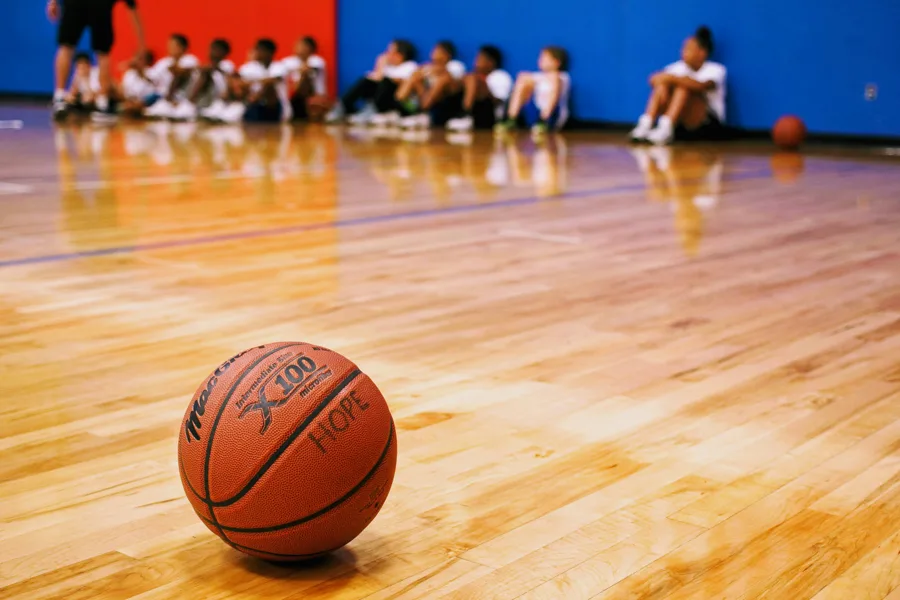 Symbolbild: Basketball auf dem Parkett einer Sporthalle
